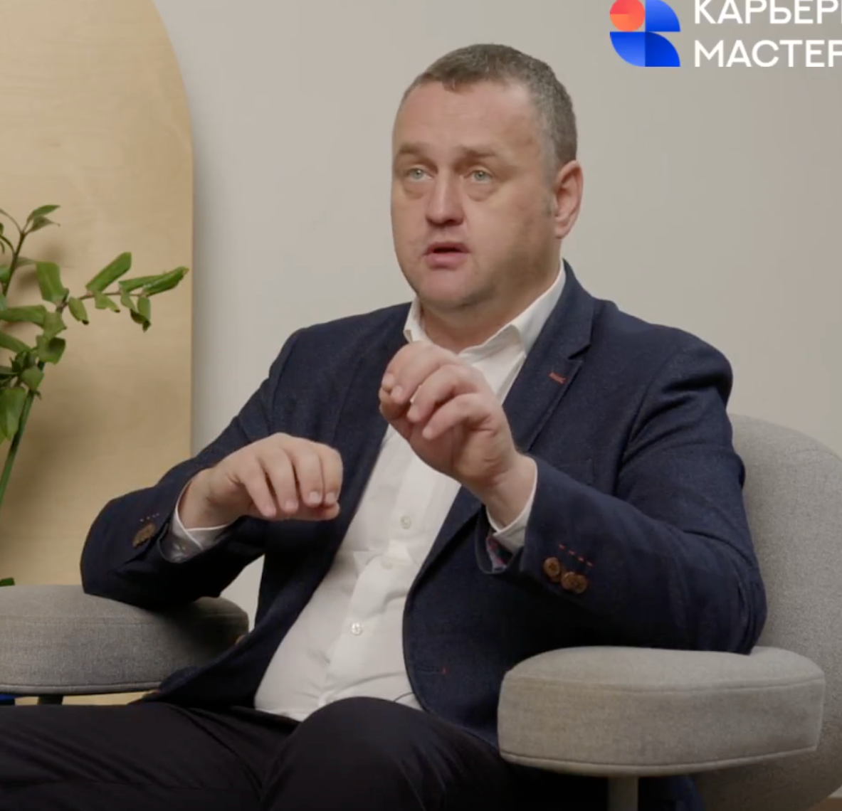 Владислав Васильев во время интервью